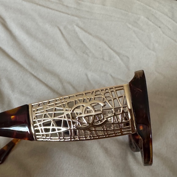 Elegant Tortoise Shell Sunglasses - Picture 3 of 5